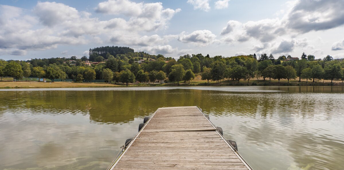 Vue depuis le ponton du camping Demeures du Lac