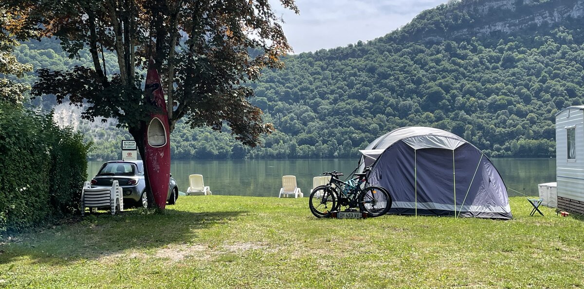 Vélo à côté d'une tente