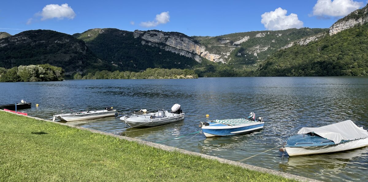 Camping Sous le moulin vue sur des barques