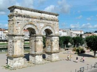 L'arc de Germanicus, l'entrée en ville