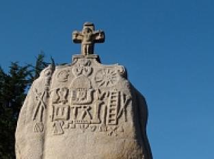 Menhir Christiannisé de Saint Uzec